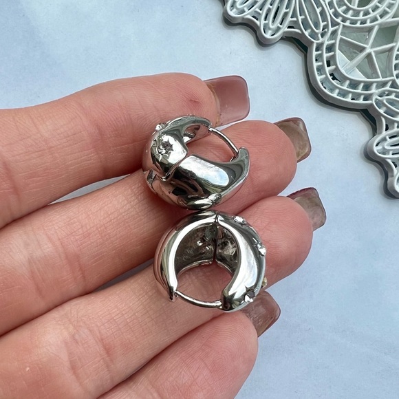 Elegant small hoop earrings with sparking stars - Picture 3 of 10